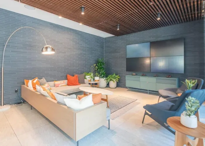Stylish 1bd - Pool, Gym, Parking, W-d - Sleeps 4 Apartment