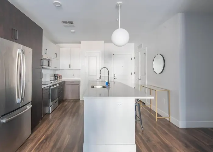 Stylish 1bd - Pool, Gym, Parking, W-d - Sleeps 4 Apartment *
